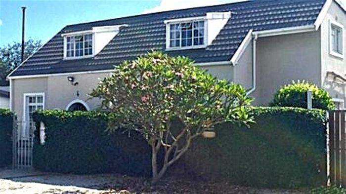 For Sale: House in Knysna Central with 8 bedrooms, courtyard, and secure parking.