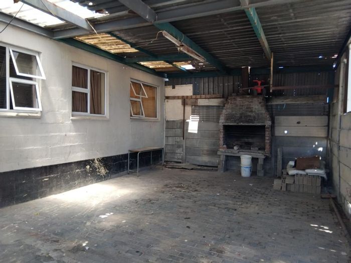 Eastridge House For Sale: 3 Bedrooms, carport, pet-friendly, undercover braai area.