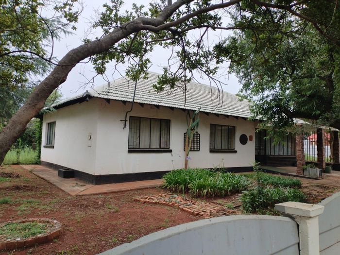 For Sale: House in Stilfontein Central with 3 bedrooms, spacious yard, and garage.