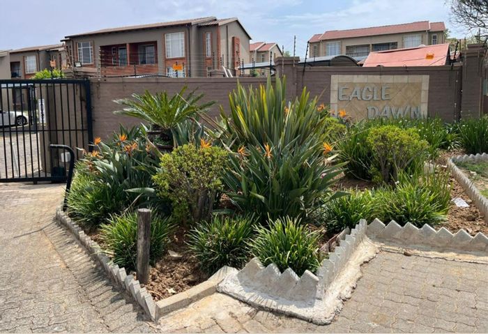 Honeydew Grove Apartment For Sale: 2 Bed, 1 Bath, secure complex, prime location.