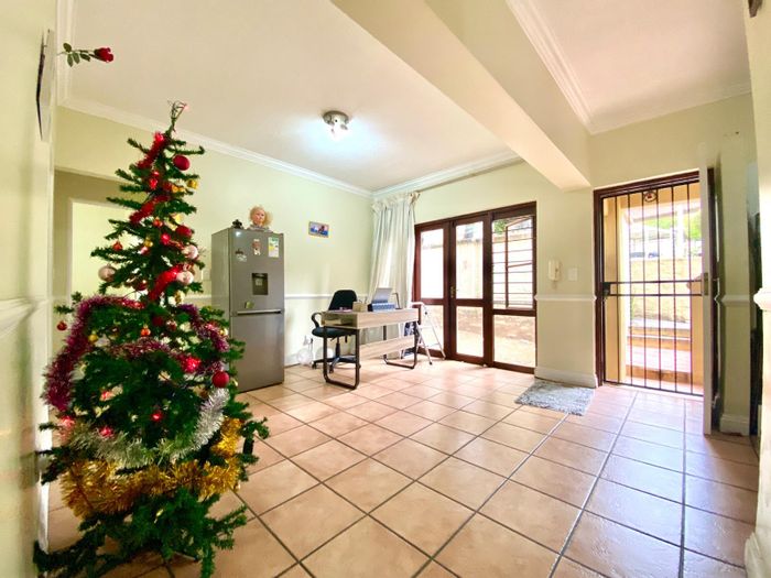 Benmore Gardens Apartment To Rent: Ground floor, garden access, clubhouse, 24-hour security.