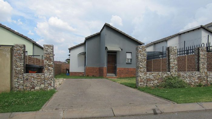 South Hills House For Sale: 2 beds, 1 bath, secure yard, quick sale opportunity.