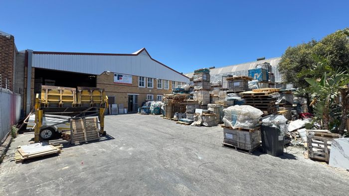 Killarney Gardens House To Rent: 3 bathrooms, office space, yard, and easy access.