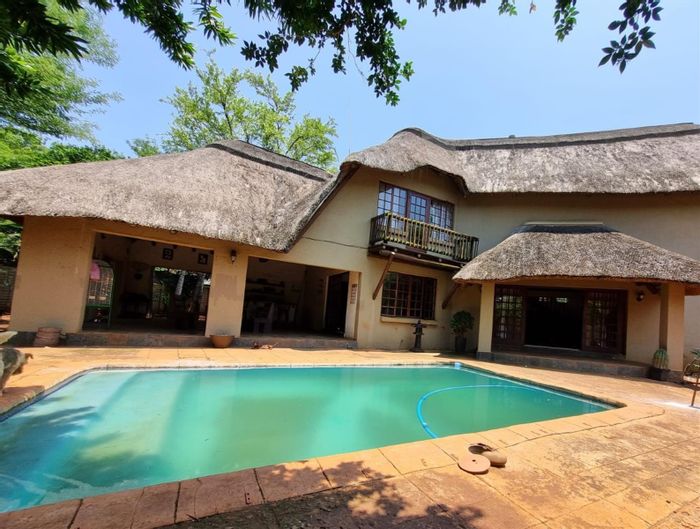 House for Sale in Komatipoort Central: 4 Bedrooms, pool, flatlet, and scenic views.