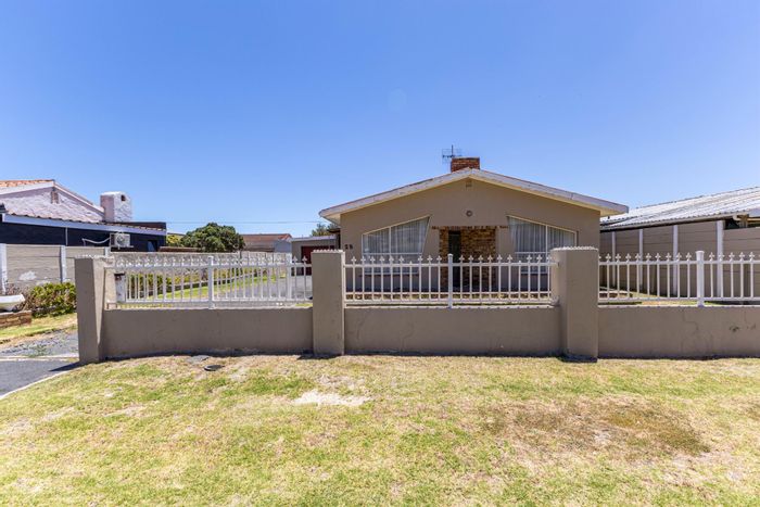 Winslow House For Sale: 4 bedrooms, rental flat, double garage, spacious yard.