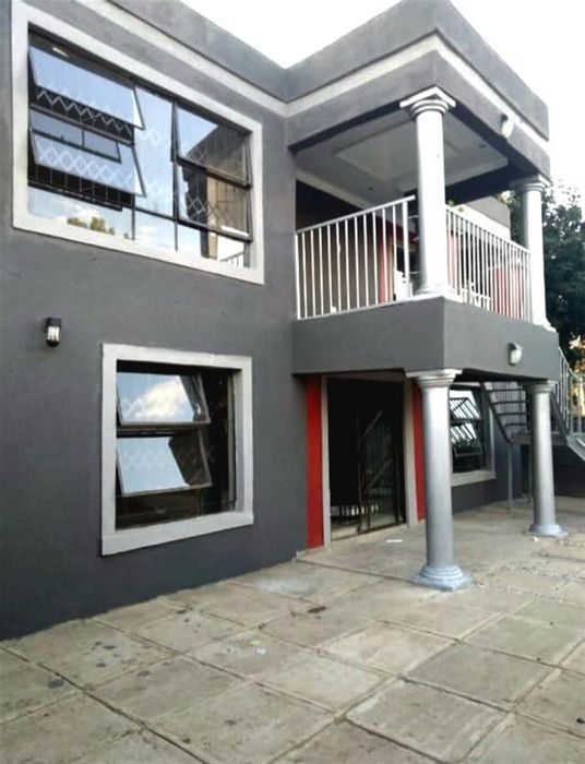 Bachelor Apartment To Rent in The Orchards: Close to shops and transport.