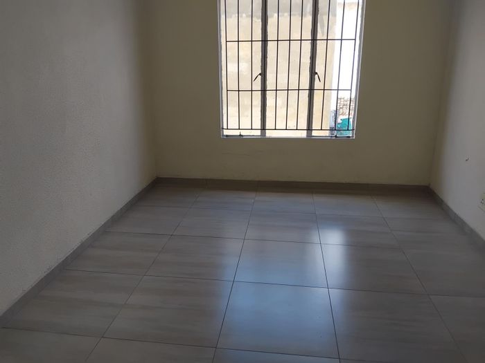 Cottage To Rent in Birch Acres: 2 Bedrooms, secure yard, close to schools.