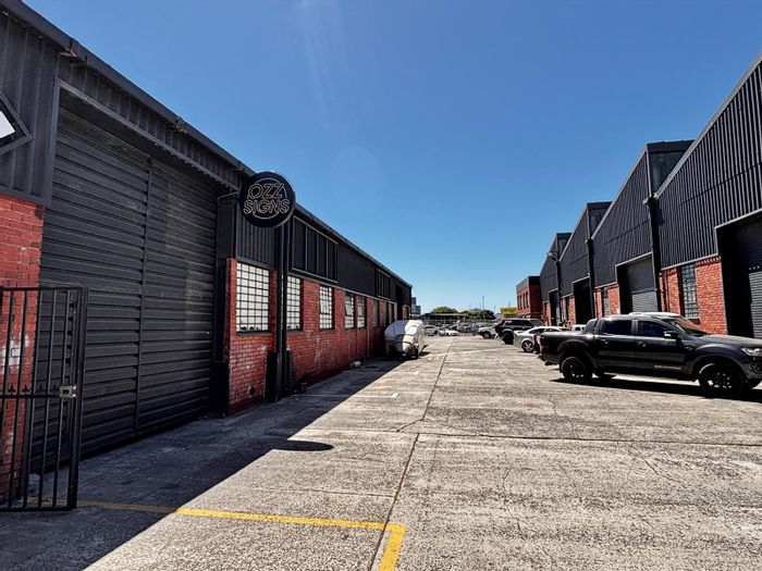 Commercial unit to rent in Montague Gardens with office space and warehouse access.