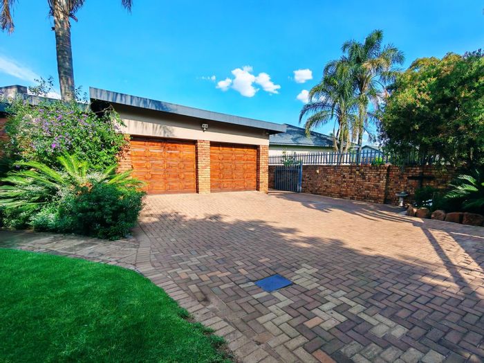 Aerorand House For Sale: 3 Bedrooms, Pool, Office, Double Garage, Security Features.