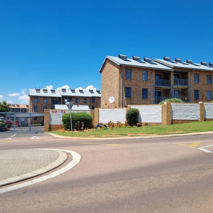 For Sale: Apartment in Sagewood with 2 bedrooms, pool, clubhouse, and security.