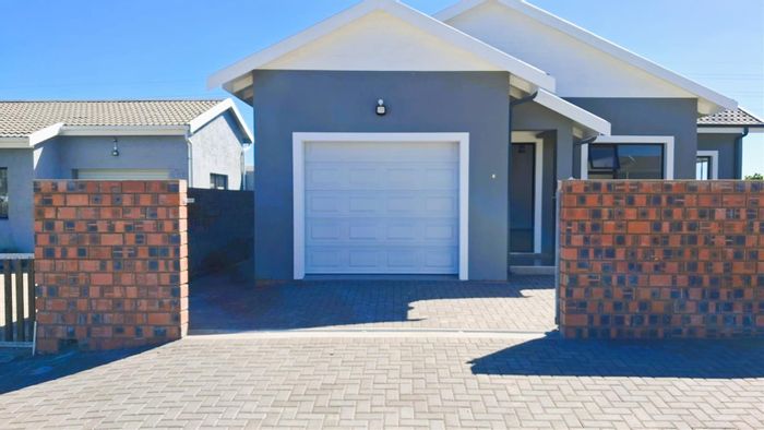 For Sale: House in Fountains Estate with 3 beds, garden, and secure garage.