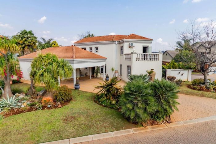 For Sale: House in Melodie with pool, study, staff room, and scenic balcony.