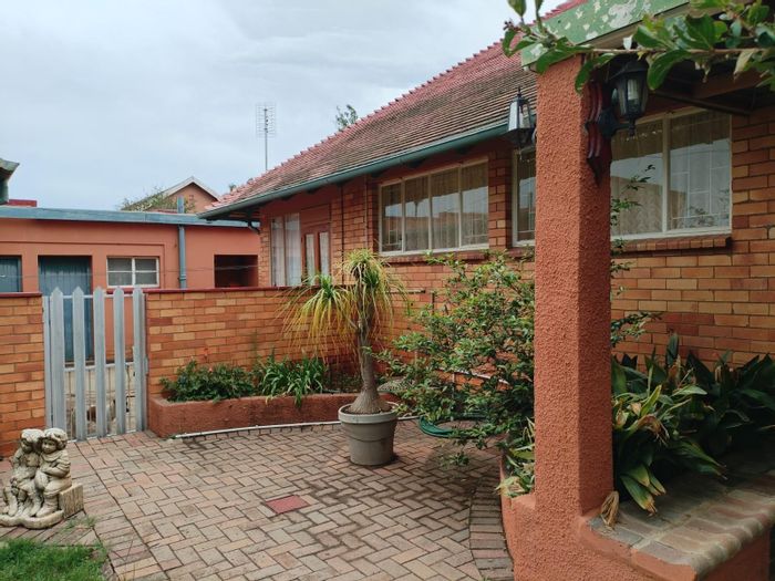 Spacious 3-bedroom house in Stilfontein Central with ample outdoor space, for sale.