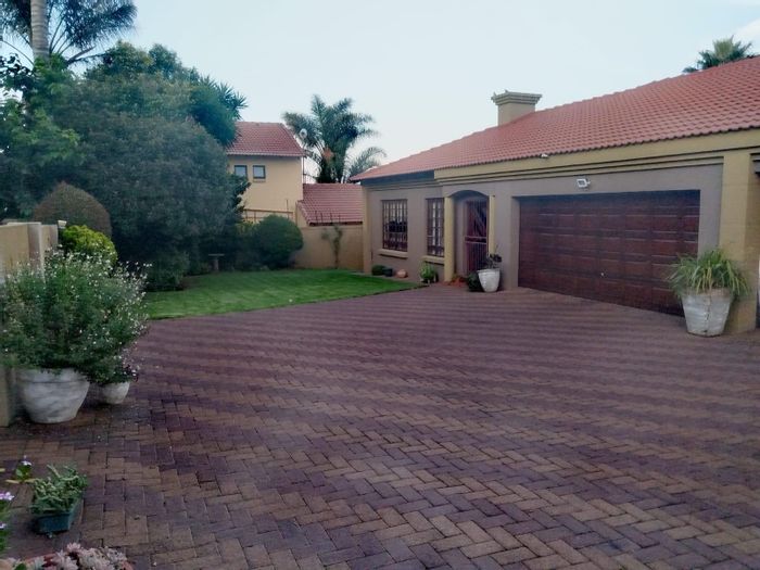 Reyno Ridge House For Sale: 4 Bedrooms, pool, entertainment room, secure estate living.
