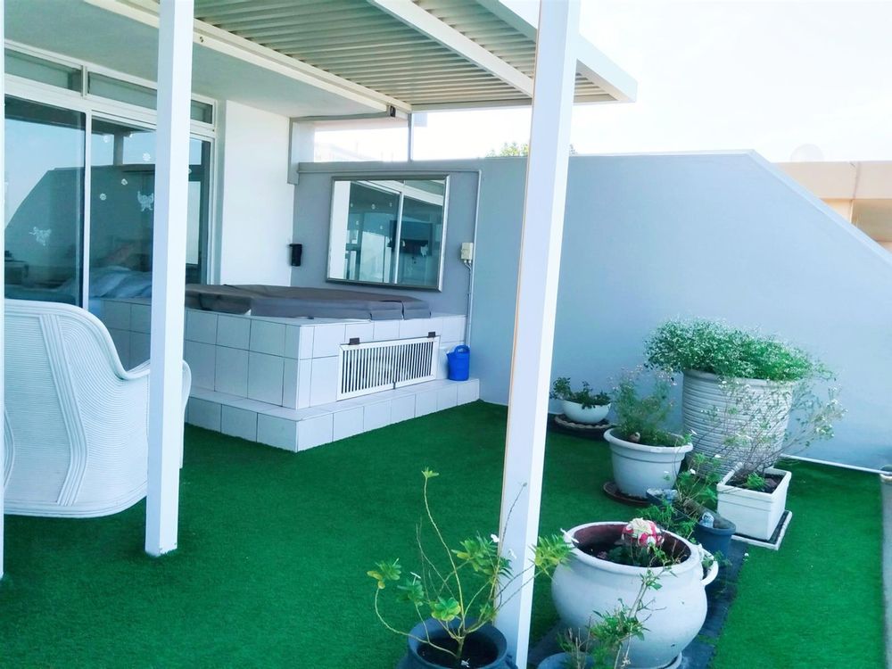 Balcony with undercover Jacuzzi