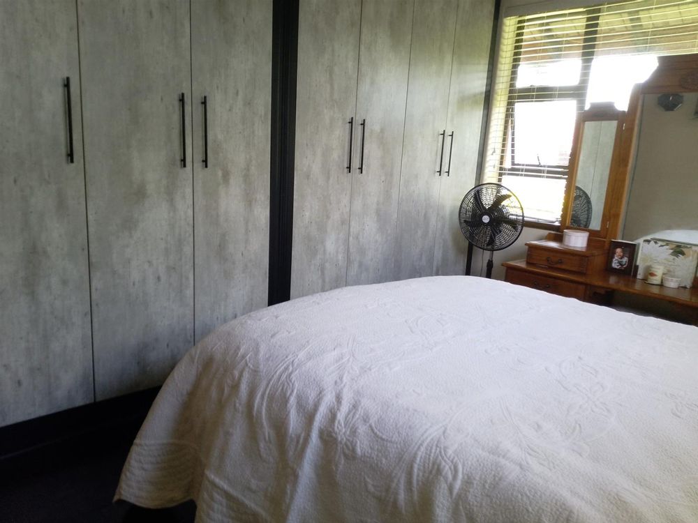 Built in cupboards in the main bedroom