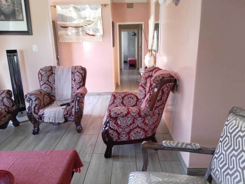 Beautiful Spacious Lounge