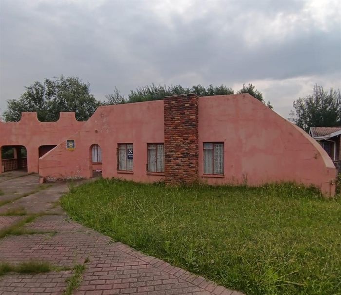 3-Bedroom House in Lennoxton with Large Yard and Renovation Potential - For Sale