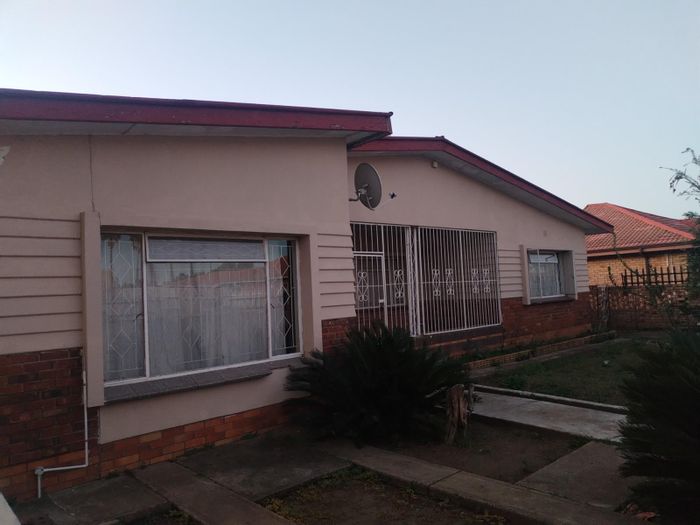 Lennoxton House For Sale: 3 Bedrooms, 2 Bathrooms, Large Yard, Great Value!