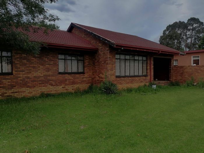 Kriel Central House For Sale: 4 bedrooms, large yard, garage, and security features.