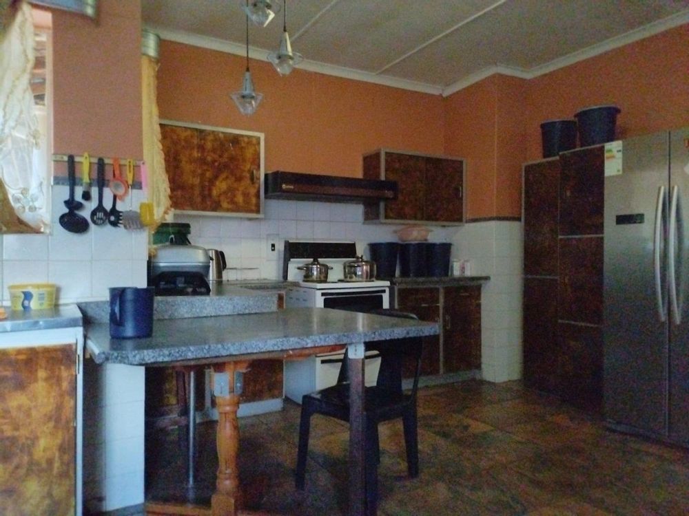 Kitchen with Dinner counter
