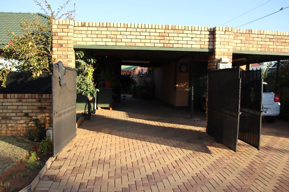 Front Entrance towards Carport and Lock Up Garage