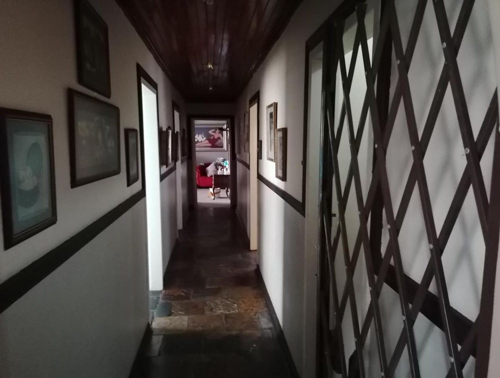 Passage down to bedrooms