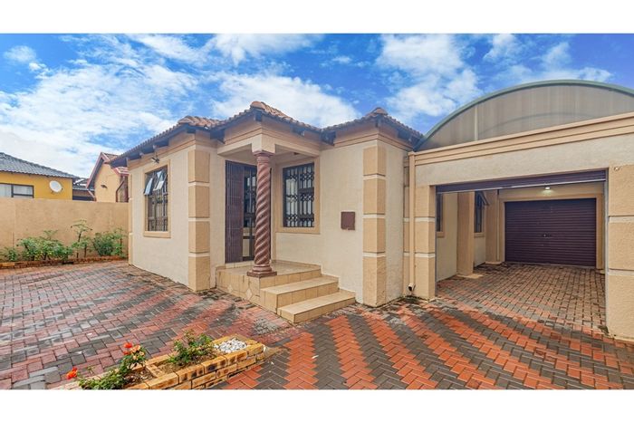 For Sale: House in Naturena with 3 bedrooms, 2 bathrooms, and double parking.
