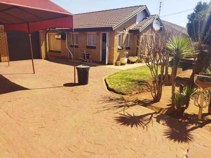 For Sale: House in Khuma with 3 bedrooms, garages, and versatile outside rooms.