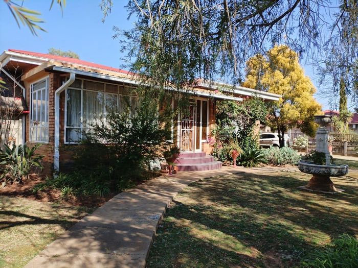 Freemanville House For Sale: 3 Bedrooms, Pool, Lapa, Garages, Secure Parking.