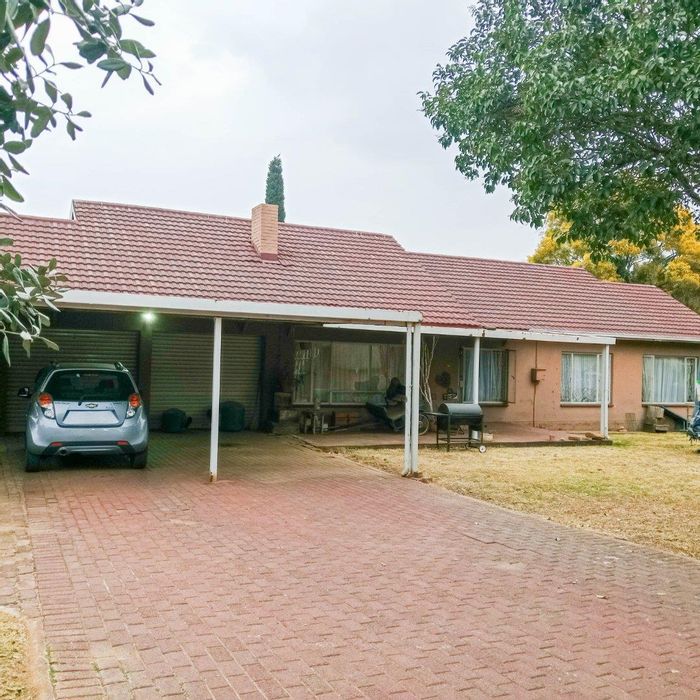 For Sale: House in Visagie Park with large lapa, office, and spacious yard.