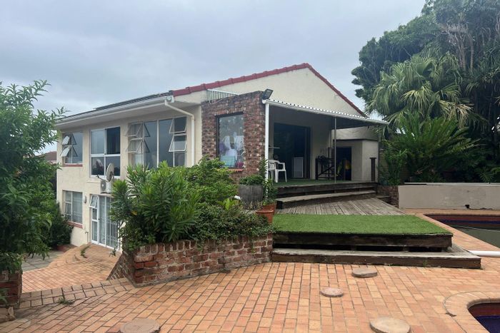 3 Bed Townhouse For Sale in Gonubie with pool, lapa, and double garage.