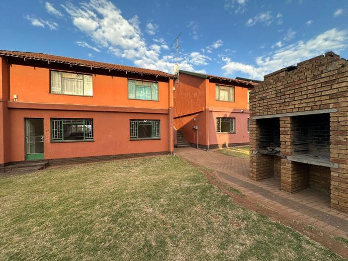 Ground floor 2-bedroom apartment in Burgershoop, secure complex, prepaid electricity. For Sale.