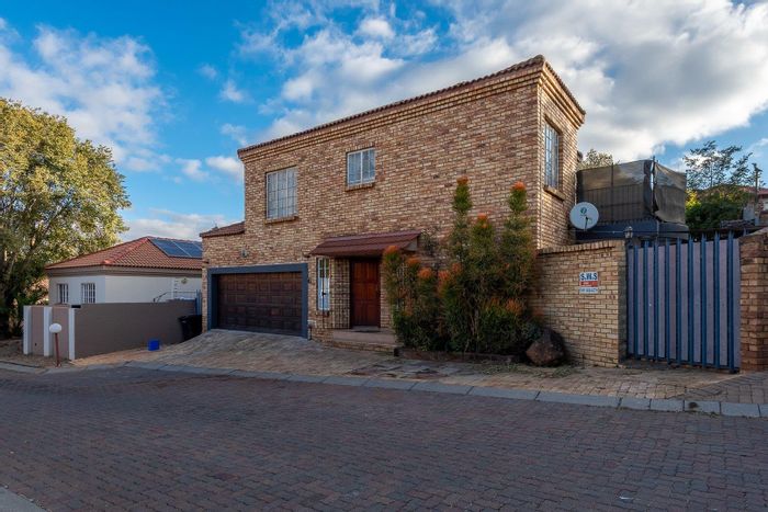 Albemarle House For Sale: 3 beds, solar power, braai area, and Jacuzzi.