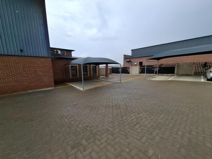Industrial property in Knoppieslaagte for sale with extensive facilities and security.