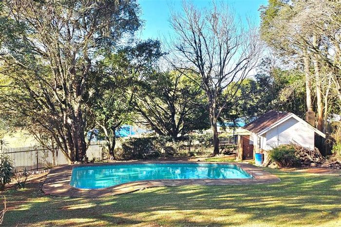 For Sale: House in Clarendon with pool, garden, and close to schools.