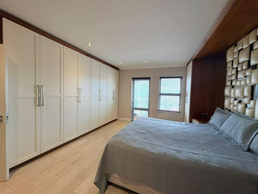 Second bedroom with en-suite bathroom