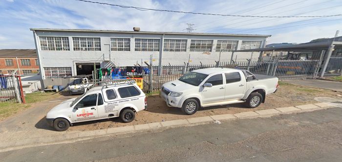 New Germany House To Rent: 1000m² with secured yard, roller doors, and 3-phase power.