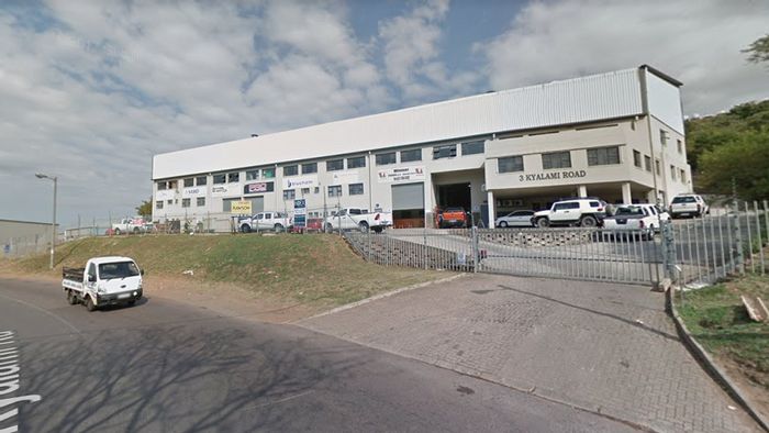 Westmead House To Rent: 475 sqm, 4 bathrooms, parking for 6, security cameras.