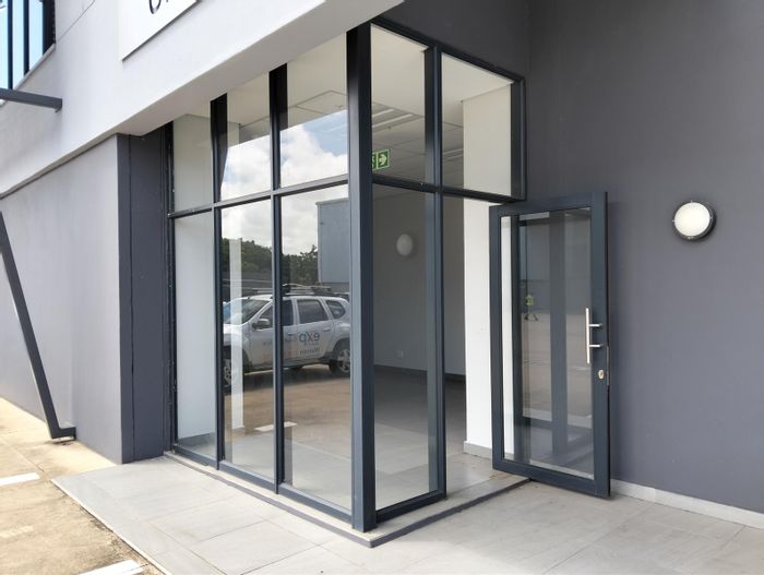 Broadlands House To Rent: Spacious with office, parking, and secure access.