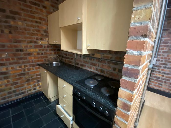 Office To Rent in Cape Town City Centre: Open plan, balcony, secure parking available.