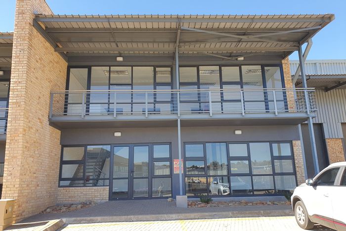 North Riding House To Rent: Spacious layout, parking, security, and fiber internet.