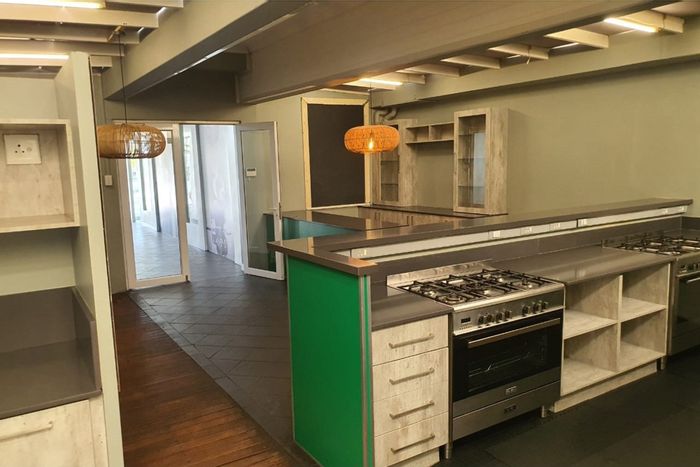 Retail space to rent in Walmer: 70m², high visibility, ample parking, existing kitchen.