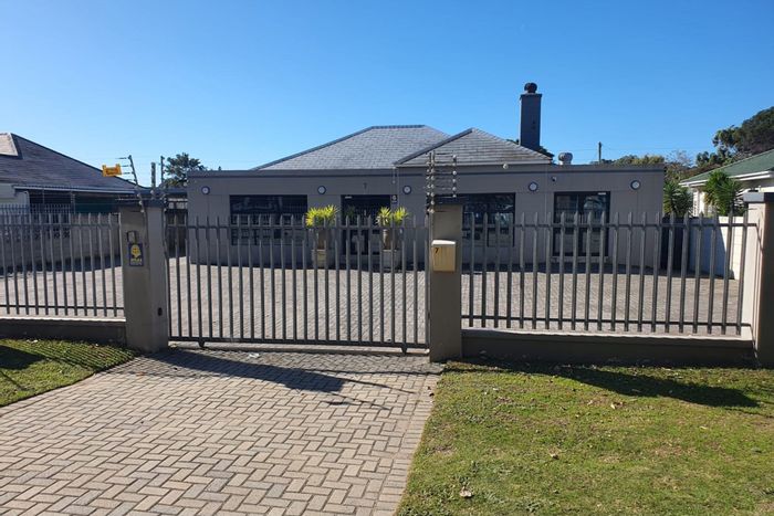 Walmer Office To Rent: 239m2, air-conditioned, secure parking, flexible layout.