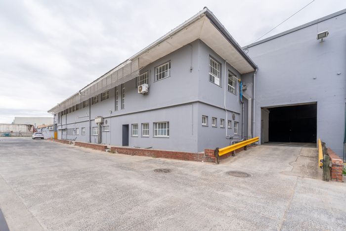 Retail Space To Rent in Dal Josafat: High visibility, ample parking, secure location.