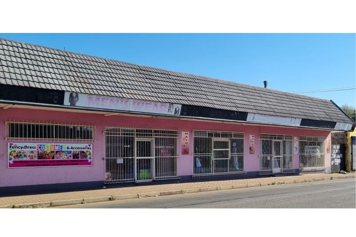 Retail property for sale in Geduld: prime location, ample space, and parking.