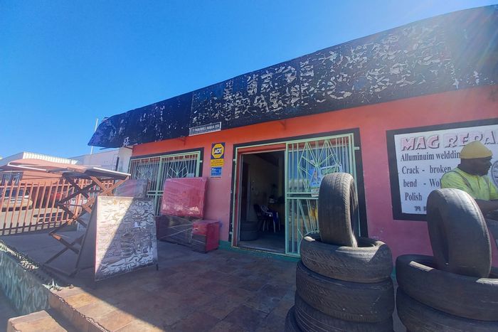 Cecil Sussman Retail Property For Sale: 310m² space, income potential, versatile layout.