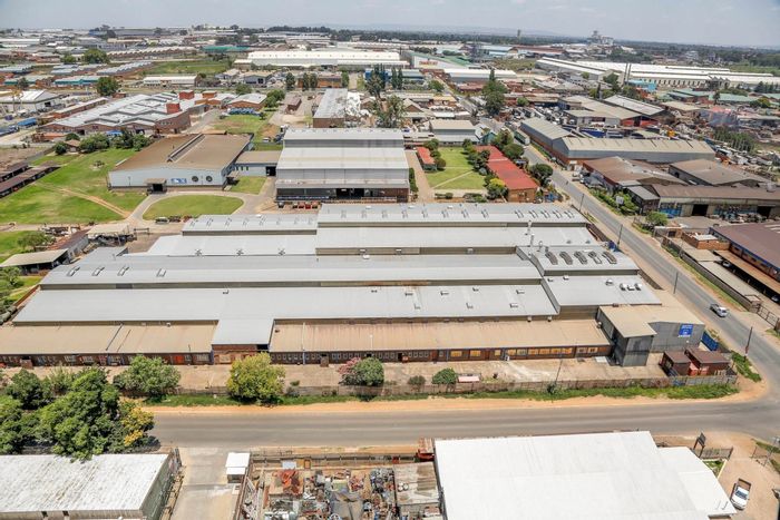 Anderbolt House For Sale: Spacious layout, ample parking, and versatile living spaces.