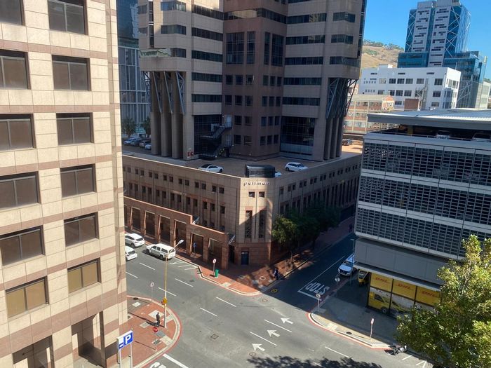 Office to rent in Cape Town City Centre, 318m² with amenities and parking.