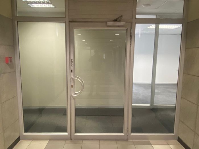 Cape Town City Centre Office To Rent: Plug-and-play, secure parking, great views.